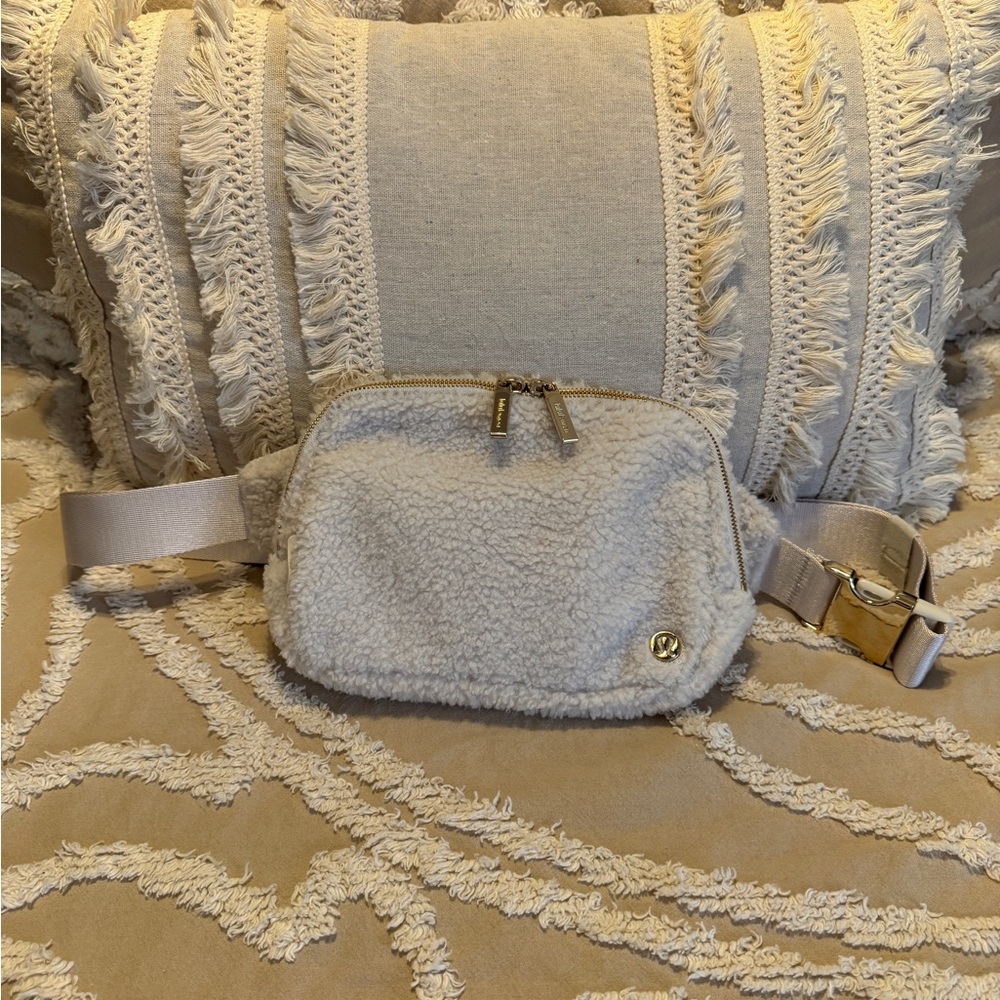 EUC Everywhere Belt Bag Large Fleece 2L White Opal & Gold